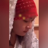 «Неге сонша сауатсызбыз?»: Желіде алып қашқан қалыңдықтың қолхат жазған сәті тарады (ВИДЕО)