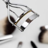 «Ақырзаманның белгіcі»: Сән салонында кірпік жалғаған жігіт көпшілікті шошытты (ВИДЕО)