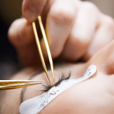 «Жетпегені осы еді»: Сән салонында кірпігін ұзартқан жігіт сынның астында қалды (ВИДЕО)