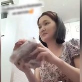 «Көзіме жас келді»: Ажырасып кеткен әйеліне ет әкеп берген еркек көпті сүйсінтті (ВИДЕО)