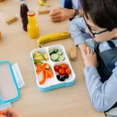 Оқушыларды тамақтандыру құнының қымбаттауы отбасыларға қалай әсер етеді?