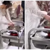 «Мазақ ету»: Той үстінде бауырсақ пісірген қалыңдық көпшілікті ашуландырды (ВИДЕО)