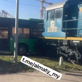 «6 адам зардап шекті»: Алматыда автобус пен тепловоз соқтығысты (ВИДЕО)