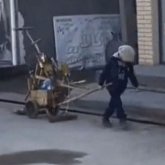 «Құжатым жоқ, мектепке бара алмаймын»: Желіде базарда жұмыс істеп жүрген 7 жасар баланың видеосы тарады