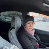 «Человек в маске» лақап атымен танылған блогер такси боп жүрген жалғызбасты анаға пәтер сыйлады