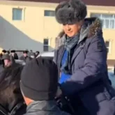 «Әкесінің көрмеген қызығын көрсін»: Заманбек Нұрқаділовтің ұлына халық ат мінгізді (ВИДЕО)