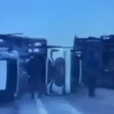 Қызылордада автокөліктер тиелген жүк көлігі аударылып қалды (ВИДЕО)