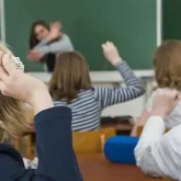 «Миы шайқалып, қолы көгерген»: Оралда оқушы қызды сыныптастары аяусыз ұрып-соққан