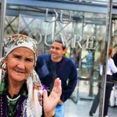 «Ел аралаған ұнап қалды»: 90 жасын Дубайда қарсы алған әжей көпшілікті сүйсіндірді (ВИДЕО)