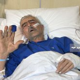 Ақтаудағы әуе апатынан аман қалған жұбайын көрген ер адам жылап жіберді (ВИДЕО)