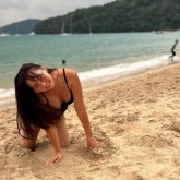 «Жасына сай емес»: Купальниктегі Баян Мақсатқызы елден сөз естіді