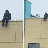 Әйеліне ренжіген: Көпқабатты үйдің шатырына шығып алған астаналық қамауға алынды