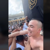 «Қажылыққа кім көрінген баратын болған ба?»: Қасиетті Қағбаны сүйген видеосын жариялаған блогер жұртқа жақпай қалды (ВИДЕО)