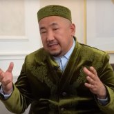 «Тұқымың құрғыр»: Нұрлан имам анасынан ауыр сөз естіген үш баланың сәби сүйе алмай жүргенін айтты