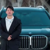 «Ешкім көрімдік бермеді»: Серік Ибрагимов әйелі мен өзіне алған көліктерін көрсетіп мақтанды (ВИДЕО)