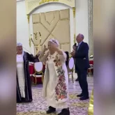 «Жастарға үлгі болу керек қой»: Тойда шетел әніне билеген әже жұртқа жақпай қалды (ВИДЕО)