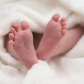 Жағдайы ауыр: Алматыда көпқабатты үйдің кіреберісінен жаңа туған сәби табылды