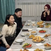 «Дастарханында түк жоқ»: Айнұр Тұрсынбаеваны қонақ еткен айтыскердің шаңырағы қызу талқыға түсті (ВИДЕО)