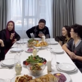 «Арнайы аспаз шақырған»: Айнұр Тұрсынбаева тағы бір ақынның үйінде қонақ болып, дастарханын сөз етті (ВИДЕО)