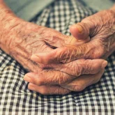 «Қыста киімсіз аулада ұстаған»: Павлодарда пансионат қызметкерлері 84 жастағы қарияны қорлаған