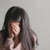 «Пәктігін өзің алуың керек»: Алматылық әйел күйеуін туған қызын зорлады деп айыптады (ВИДЕО)