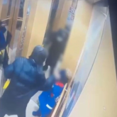 Астанадағы лифтіде пышақталған баланың беті бері қарады
