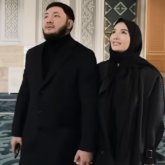 «Жаратушыға жақындадым»: Атышулы Айжан Байзақова орамал тағып, мешітте жүр (ВИДЕО)