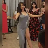 «Шешіп тастай сал!»: Ашық киініп билеген бойжеткен сынға ұшырады (ВИДЕО)