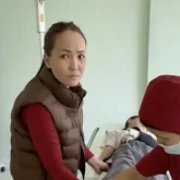 Педофил зорламақ болған: Маскадағы жігіт үш баласы бар жалғызбасты анаға үй сыйлады (ВИДЕО)