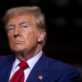 Трамп Украинаға барлық әскери көмекті тоқтатуға бұйрық берді