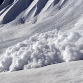 «Қашыңдар»: Шымбұлақта 3 туристің кесірінен қар көшкіні жүрді (ВИДЕО)