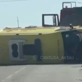 Маңғыстау облысында жедел жәрдем көлігі аударылып қалды (ВИДЕО)