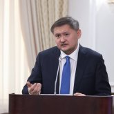 Министр тікелей эфирде қолын күйдіріп алды