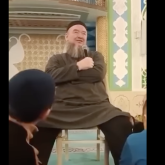 «Ертең табанын жалатады»: Шәкірттеріне аяғын уқалатқан ұстаз жұрттың ашуына тиді (ВИДЕО)