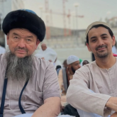 «Жанға батады»: Айдар Тұрғамбек балаларға аяғын уқалатқан дін қызметкерінің туысы болып шықты