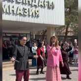 «Жүрегің мен деп соға ма?»: жас әншімен мектептің алдында ән шырқаған Шахизада сынға қалды (ВИДЕО)