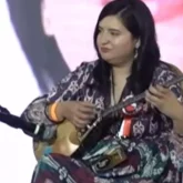 «Димаш Құдайберген себеп болды»: Домбыраның құлағында ойнайтын Чили азаматы көпшілікті тәнті етті (ВИДЕО)