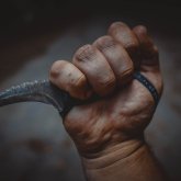 Екі бала жетім қалды: Риддерде әйелі мен күйеуін үйінде өлтіріп кеткен