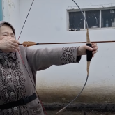 Садақ атып, нысанаға дөп тигізген мерген әже желі жұлдызына айналды (ВИДЕО)