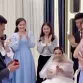 «Екеуі де әдемі-ақ»: мылқау жігіт сүйіктісіне ұсыныс жасап, жұртты сүйсінтті (ВИДЕО)