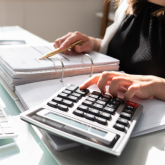 «4,9 млн теңге ұрлаған»: Ақтөбеде білім бөлімінің бас маманына қатысты іс тергелуде