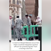 Меккеде құлшылық етуге барған әйелдерді күзетші ұрып жіберді (ВИДЕО)