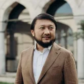 «Әйелге дінін үйрету керек»: Мұхамеджан Тазабек жаңа үйленген жігіттің міндеттерін айтты (ВИДЕО)