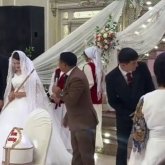 «Әйелдерін шатастырып алды»:  Шаңырақ көтерген егіздер жұртты күлкіге қарық қылды