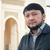 «Әйеліңе әке-шешеңе қызмет жасатқыза алмасаң, жігіттігің қайда қалды»: Мұхамеджан Тазабек жігіттерге кеңес айтты (ВИДЕО)