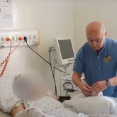 Шиеліде намаз оқитын мұғалім әйелін балтамен ұрып, саусақтарын шауып тастаған