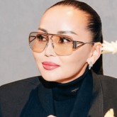 «Мазақ етіп тұр»: Желіде Баян Алагөзованың иіліп сәлем салған видеосы тарады (ВИДЕО)