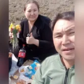 «Балаларым әкеліп берді»: Ақтөбе облысында қызғалдақпен суретке түскен ауыл әкімі Әдеп кеңесіне шақырылмақ