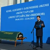 «Саналы ғұмырын сөз өнеріне арнаған»: Астанада Әкім Таразимен қоштасу рәсімі өтті