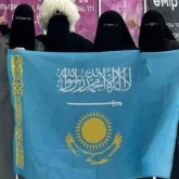 Арабша жазуы бар тумен суретке түскен никабтағы қыздардың аналарына айыппұл салынды